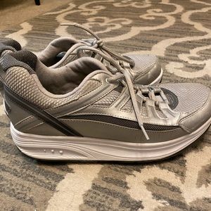 Easy Spirit Athletic Shoes size 11